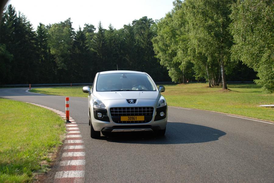  Peugeot 3008 HYbrid4 2010 года  (фото 9 из 35)